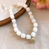 Colar com pingente de coração quadrado de resina com contas, europeu e americano, corrente de clavícula da moda e tendência para o dia a dia, acessório feminino versátil