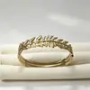 Pulseira de aço titânio folha de luxo leve europeia e americana, pulseira com fecho de ramo de oliveira vazado, fornecimento direto da fábrica de acessórios transfronteiriços de comércio exterior