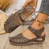 Sandalias de cuña de punta cerrada para talla grande en stock, moda europea y americana de verano, versátiles sandalias huecas de velcro para mujer 2026