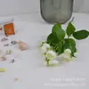Arranjo de Flores Artificiais Rosa de 3 Galhos Multi-Cabeça Botão de Chá Flor Artificial Flor de Seda Sala de Estar Mesa de Jantar Entrada Decoração Suave Rosa de Botão Pequeno
