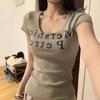 Camiseta feminina estilo americano retrô com estampa de letras, decote em U e manga curta, novo design, estilo Pure Desire, verão 2025