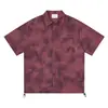 Camisa tipo cárdigan de manga corta a cuadros rojos y grises desgastados estilo urbano con logo lateral, un bolsillo y dobladillo con cordón, corte holgado para hombre