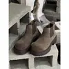 Outono/Inverno 2026 Novo Retro Camurça Fashionável Sola Grossa Salto Escondido Slip-on Bico Redondo Botas Martin Femininas