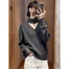 Suéter cinza estiloso com gola halter e decote V para mulheres, novo modelo de inverno 2025, casual e sofisticado, top de tricô grosso