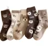 Calcetines Nuevos de Invierno a Media Pantorrilla de Oso de Dibujos Animados en Blanco y Negro para Mujer, Media Pantorrilla Otoño e Invierno, Transpirables, Estilo Coreano, Calcetines para Estudiantes