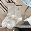 Calcetines de otoño e invierno a media pantorrilla con etiqueta de tela a rayas con volantes para mujer, calcetines apilados retro coreanos, calcetines de algodón para mujer, venta al por mayor para tiendas de Instagram