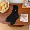 Calcetines bordados de dibujos animados para mujer, otoño e invierno, estilo preppy, de longitud media hasta la pantorrilla, estilo japonés con bordes enrollados, con lindos diseños de letras y cachorros, sin costuras y afelpados