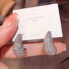 Diseño Avanzado Aretes de Gota de Agua con Diamantes Completos Estilo Hong Kong 2024 Nueva Moda Celebridad de Internet Elegantes Aretes de Pin Plateados para Mujer