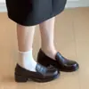 Zapatos de cuero para mujer estilo británico retro 2026 nuevo modelo mocasines slip-on con tacones gruesos, punta redonda, suela gruesa, zapatos casuales