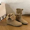 Botas de Salto Escondido Empilhadas com Fivela Estilo Coreano Femininas Outono/Inverno 2026 Botas Curtas Forradas com Camurça Confortáveis Retro Versáteis Botas da Moda