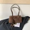 Bolsa de boliche retrô mais vendida internacionalmente, uma bolsa de ombro estilosa e elegante para mulheres, perfeita para o dia a dia, feita de material PU e projetada como uma bolsa de ombro ou bolsa almofada.