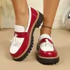Mocasines transfronterizos 2026 otoño nuevo suela gruesa estilo británico borla bloqueo de color de moda versátiles slip-on zapatos de cuero