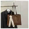 Bolsa Grande de Couro Sintético Estilo Retrô para Comércio Exterior para Mulheres 2025 Nova Moda Bolsa Tote para Estudantes Universitários Indo para a Aula e para o Trabalho