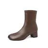 Botas curtas estilosas e simples estilo coreano de 4,7 cm, novo modelo outono e inverno 2026, bico redondo, salto grosso, zíper lateral, botas da moda para mulheres