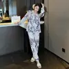 Novo conjunto de pijamas femininos para primavera e outono, de manga longa e calça comprida, conjunto de duas peças em cardigã falso de seda, doce e fofo, para usar em casa