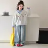 Sudadera para Niña 2026 Nuevo Modelo Estilo Universitario Infantil Cuello Polo Graffiti Primavera Otoño Conjunto de Dos Piezas Sudadera y Jeans