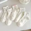 Meias brancas femininas para primavera e outono, meias de cano médio, estilosas e fofas, estilo japonês, verão, meias de cano médio com laço rosa para meninas
