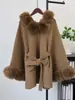 Outono/Inverno 2026 Novo Casaco Cape de Lã Dupla Face Tricotado com Capuz, Patchwork, Cinto e Pele Sintética, Xale Suéter Elegante para Mulheres