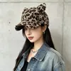 Gorra de béisbol con estampado de leopardo transfronteriza para mujer, engrosada y cálida para otoño e invierno, gorro de felpa versátil, gorra de pico a la moda y chic estilo coreano