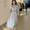 Gabardina blanca de longitud media para mujer, nuevo estilo primavera/otoño 2026, corte petite, estilo coreano, de doble botonadura, con caída fluida