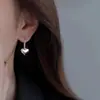 Brincos em Formato de Coração para Mulheres, Design de Nicho, Brincos Simples com Sensação de Luxo, Novos Brincos Populares Estilo Coreano 2024 Leve Luxo Atacado