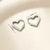 Brincos Metálicos em Formato de Coração para Mulheres, Brincos de Design Exclusivo para o Trabalho Diário e o Trajeto, Brincos Simples e Versáteis