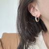 2025 Nuevos Aretes de Aro Creciente de Metal Brillante Estilo Frío Diseño Nicho Joyería Básica Versátil para Uso Diario