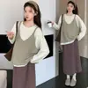 Conjunto de otoño para maternidad: Camiseta casual holgada de manga larga, chaleco de punto, falda a rayas, conjunto de tres piezas para embarazadas