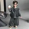 Conjunto de Roupa Masculina de Couro de Três Peças para Primavera e Outono Estilo Coreano Conjunto Legal e Moderno para Roupas Infantis Pequenas e Médias Comércio Exterior