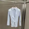 Camisa Versátil Casual para o Dia a Dia, Listrada em Branco e Azul, com Múltiplos Botões, Cincha na Cintura e Gola Lapela, Manga Longa, Lançamento Primavera/Outono 2026