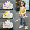 Tênis esportivo infantil, novo estilo primavera e outono 2025, tênis de lona para meninas com sola macia, tênis branco para estudantes, estilo cartoon, tênis casual da moda.