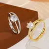 Anillo Abierto de Lujo Ligero con Circonia Pavimentada Entrelazada Anillo de Circonia Ajustable de Seis Garras Versátil para el Viaje Diario Anillo de Diamante Imitación para Mujeres