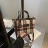Bolso bandolera ligero de lujo con cuadros escoceses, portátil, de estilo occidental, con textura de alta gama y diseño clásico de nicho para mujer.