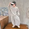 Roupa de primavera e outono para meninos: Conjunto de moletom de algodão com floco de neve estilo coreano para crianças, um conjunto de duas peças estiloso e esportivo para crianças, roupas da moda para crianças pequenas
