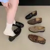 Mocassins femininos estilo britânico com sola grossa, nova coleção primavera/outono 2026, perfeitos com vestidos, cor preta, sapatilhas de bico profundo estilo coreano