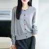Cardigã de tricô bege com gola redonda para mulheres, uma peça de outer wear leve e de caimento solto para primavera e outono, apresentando um design simples e elegante com mangas compridas e uma textura refinada semelhante à lã
