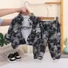 Kids2026 Nuevo Conjunto de Ropa de Primavera y Otoño para Niños, Elegante Conjunto de Tres Piezas con Mangas Largas Tie-Dye de Mezclilla para Niños, Tendencia al por Mayor