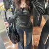 Camiseta de Manga Larga Rayada con Cuello en U de Terciopelo Alemán Teñido en Hilo para Mujer, Ajuste Delgado, Hombro Normal, Adelgazante, Top Sexy para Chica Caliente, Venta al por Mayor del Fabricante Otoño e Invierno
