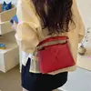 Bolsa de ombro moderna e estilosa, uma bolsa de mão quadrada pequena chique para mulheres, nova coleção de verão 2026, bolsa tote simples e fashion