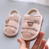 Sandalias para Bebé y Niño Pequeño con Suelas Suaves y Cómodas, Nuevo Estilo de Verano para Niños y Niñas, Cerradas en la Punta Anti-pateaduras Suela Suave Cinta Mágica Zapatos que Chirrían Modernos