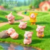 Adornos de micropaisaje adornos de suculentas cerdo con impermeable amarillo con mochila adornos de plástico de animales pequeños adornos para bonsái