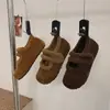 Zapatos Mary Janes de Lana Retro Franceses de Suela Gruesa que Aumentan la Altura Estilo Invierno 2026 Acolchados de Terciopelo Cálidos de una Sola Correa de Algodón Birkenstock