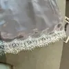 Foto Real do Novo Estilo Primavera/Verão Puro e Sedutor Estilo Pequena Mulher Saia de Renda com Tecido Liso e Barra com Acabamento em Renda para Mulheres