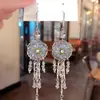 Ganchos de Oreja con Borla de Flor de Circonita Estilo Corte Retro para Mujer 2026 Venta Caliente Pendientes Exquisitos Lujo Ligero Sensación de Alta Gama Joyería para Orejas