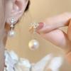 Flores de Gardenia con una Elegancia Suave de Estilo Francés, Flores Dulces, Aretes de Perlas Artificiales, Aretes Versátiles, Clavos para Orejas y Accesorios para Orejas