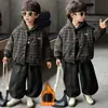 Conjunto de Moletom Pelúcia para Meninos Outono Inverno 2026 Novo Jaqueta Xadrez Espessa Infantil Roupas de Inverno Conjunto Quente de Três Peças Tendência