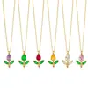 Moderna e luxuosa, esta colorida corrente de aço titânio com tulipas de diamante é uma peça delicada e única com um estilo doce e charmoso.. É um novo design floral que complementa qualquer look e é perfeito como uma corrente para a clavícula.