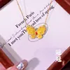 Collar Colgante Mariposa Dorada Chapado en Oro de Latón de Alta Retención de Color para Mujer, Lujo Ligero, Moda de Gama Alta, Incrustado con Colgante de Rubí