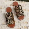 Comercio Exterior Talla Grande Verano Nuevo Estilo Europeo y Americano Tira en Dedo del Pie Planas Estampado Leopardo Moda Sandalias para Mujer Venta al por Mayor en Stock Pantuflas