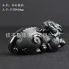 Jade Verde de Hotan Xinjiang Pixiu Sapo Dorado Adorno de Mano Material Fino Tigre Dragón Tortuga Jade Adorno de Mano Venta al por Mayor